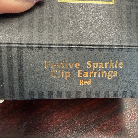 Avon “Festive Sparkle” Red and Gold Floral clip Earrings NIB vintage 1992 - Picture 2 of 6